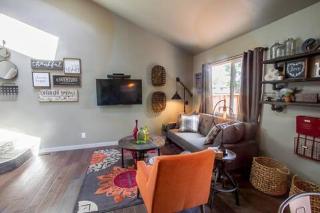 Rustic-Modern Townhome A - Ivy Wild Downtown - 4