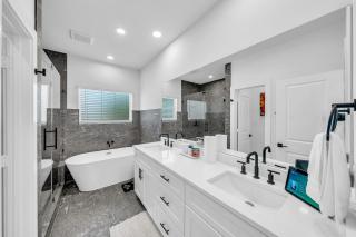 Luxury Houston World Cup Retreat with Large Yard - 7