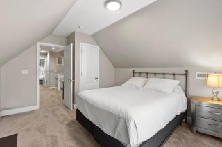Spacious Home for 10 - Backyard - Sleeps Groups - 1