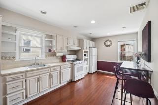 Retro 3BR Walkup Apt and Shared Yard and Parking - 8