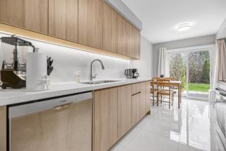 Stylish Central 3BR Oasis w Private Backyard Free Parking - 8