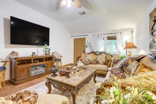 4 Mi to Lake Houston! Single-Level Home w/ Yard - 6