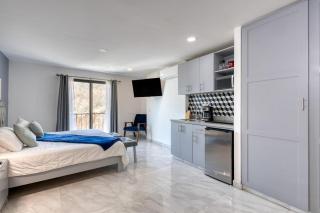 Hotel suite with ocean-view rooftop infinity pool, balconies & AC - 4