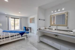 Hotel suite with ocean-view rooftop infinity pool, balconies & AC - 1