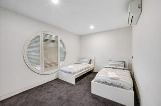 Spacious Luxe 3BR Glasshouse Beachside Getaway - 3