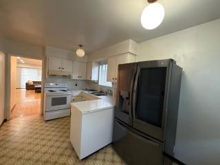 Metro Vancouver Modern Room - 30 Min to FIFA Stadium - Easy Transit & Free Parking - 8