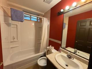 Metro Vancouver Modern Room - 30 Min to FIFA Stadium - Easy Transit & Free Parking - 1