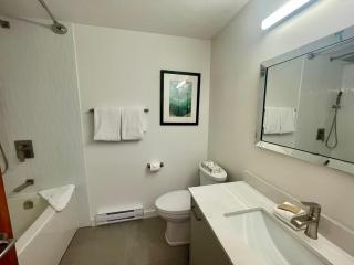 2BR Lagoons with Private Hot tub in Village Location including Parking - 2