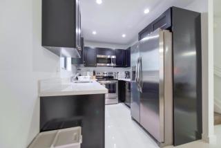 Two-Story Duplex Miami with Free Parking - 4