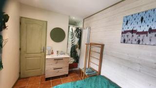 L'Escale - private bed, shower room & kitchen - 9