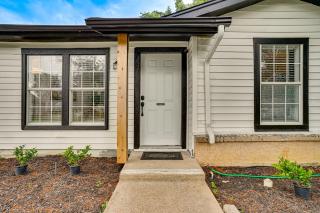< 2 Mi to Dallas Stadium! Work & Play Base w/ Yard - 7