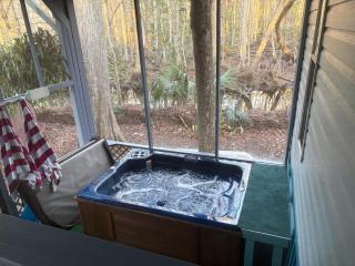 Hot tub on the bayou river access kayaks provided - 0