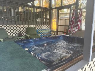 Hot tub on the bayou river access kayaks provided - 8
