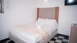 Close to Downtown Executive Suite in Manga with Jacuzzi - 4