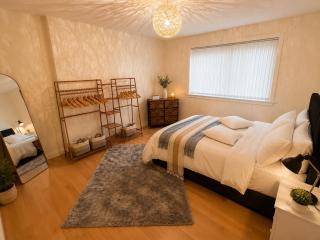 Modern 3 Bedroom House with Big Garden - 7
