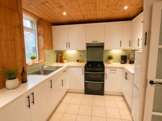 Modern 3 Bedroom House with Big Garden - 5