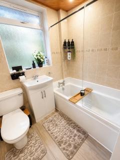 Modern 3 Bedroom House with Big Garden - 4