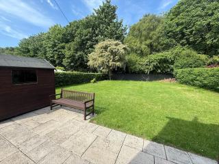 Modern 3 Bedroom House with Big Garden - 2