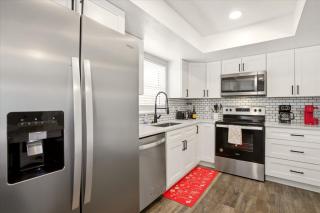 Naples House with Full Kitchen & Patio - Perfect for Families - 4