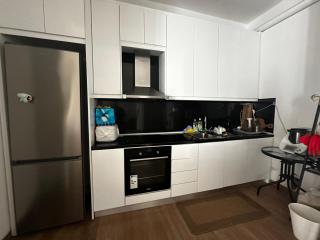 Spacious 2-bedroom Flat with street view & easy Transit - 2