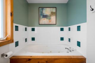 10BR Chalet with Swim Spa Sauna Cinema and Firepit - 7