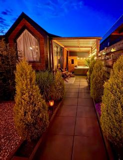 Charming Tiny House with Private Jacuzzi, Sauna and Garden & Free Parking between Amsterdam Haarlem and Schiphol Airport - 5