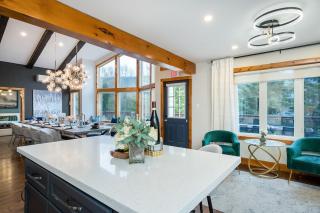10BR Chalet with Swim Spa Sauna Cinema and Firepit - 1