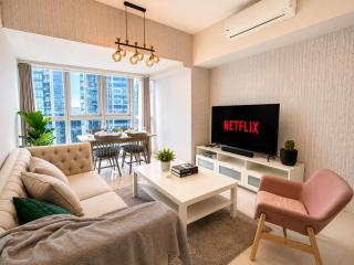 City View Corner Suite in Uptown BGC, Resort Style, Fast WIFI, Walk to Malls, - 1