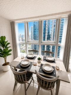 City View Corner Suite in Uptown BGC, Resort Style, Fast WIFI, Walk to Malls, - 4