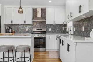 Modern 3BR Retreat Near NYC, EWR & MetLife - 5