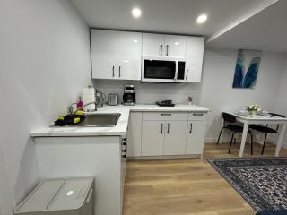 Cosy and Cute Private Basement Suite - 8