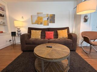 Quaint One Bedroom with Free Parking in Capitol Hill - 1