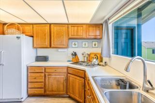 Hi-Tide Resort Top Floor Queen Bed Unit 32 - 6