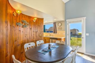 Hi-Tide Resort Top Floor Queen Bed Unit 32 - 7