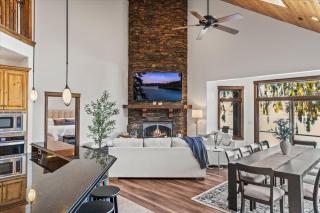 4BR Lakefront Hot Tub Boat Slip & Games - 7