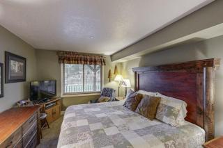 2BR Condo Lake Access Balcony & Pool - 3