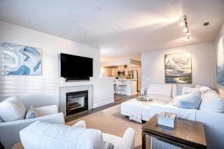 Lake Views 2BR Balcony & Beach Access - 7