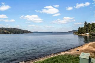 Lakefront Condo with Balcony & Mountain Views - 7