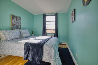 Spacious 3BR in Flatbush w King Bed, 2 Queens, Fast Wifi, AC - 2