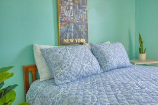 Spacious 3BR in Flatbush w King Bed, 2 Queens, Fast Wifi, AC - 6