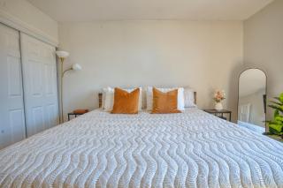 Spacious 3BR in Flatbush w King Bed, 2 Queens, Fast Wifi, AC - 8
