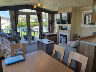 3-Bed Caravan Sleeps 8 with Enclosed Decking - 4