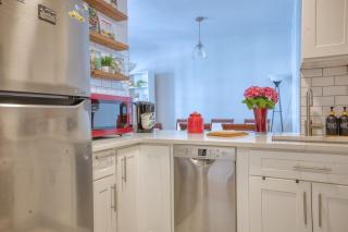 Spacious 3BR in Flatbush w King Bed, 2 Queens, Fast Wifi, AC - 1