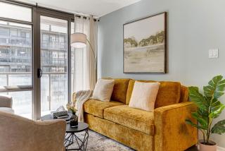 2BR Downtown Toronto Condo + Parking, Sleeps 7 - 6