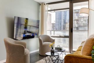 2BR Downtown Toronto Condo + Parking, Sleeps 7 - 7