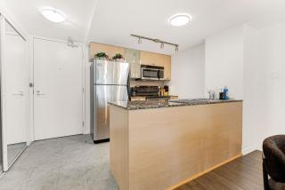 2BR Downtown Toronto Condo + Parking, Sleeps 7 - 3