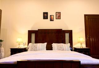 Spacious 2BR Family Retreat Wifi & Private Floor - 9
