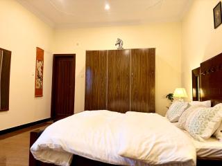 Spacious 2BR Family Retreat Wifi & Private Floor - 7