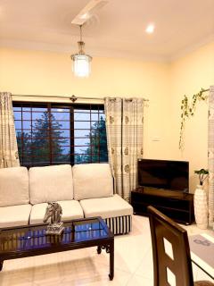 Spacious 2BR Family Retreat Wifi & Private Floor - 4