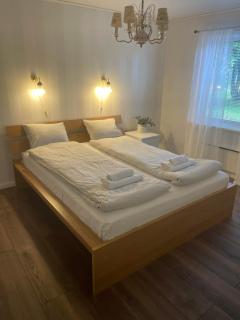 Centralt hus med AC och dubbel garage nära stranden - 1